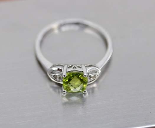 10K White Gold Diamond Peridot Ring Size 6 1/2